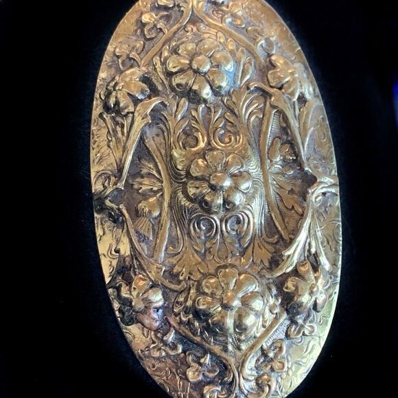 Huge embossed ox Goldtone baroque floral sash pin - Picture 3 of 6